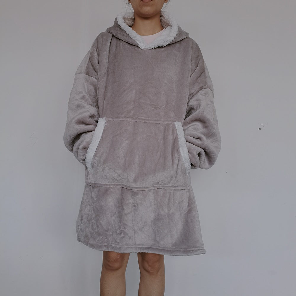 Person i oversize hoodiefilt med huva