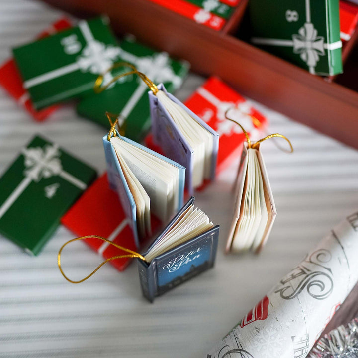 Adventskalender som bokhylla med miniböcker