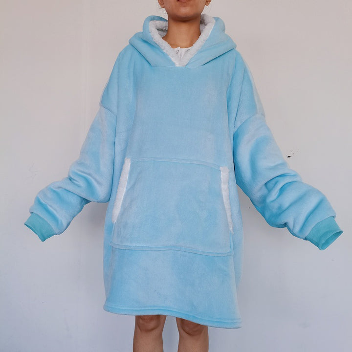 Person i oversize hoodiefilt med huva