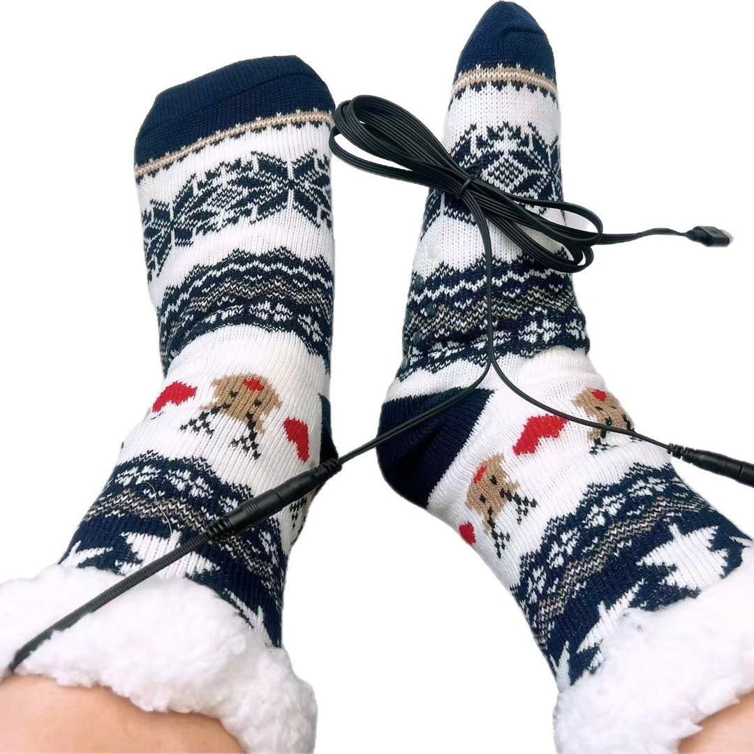 Stickade julsockor med renmönster och USB-kabel