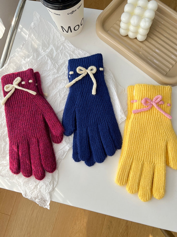 Ribbstickade handskar med rosett i gräddvitt