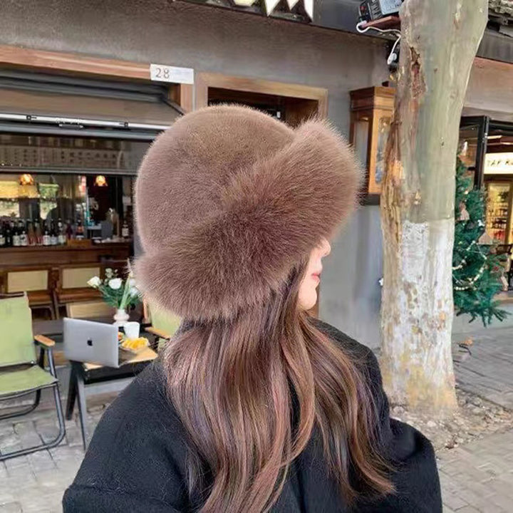 Fluffig beige fuskpälsmössa med rullad kant