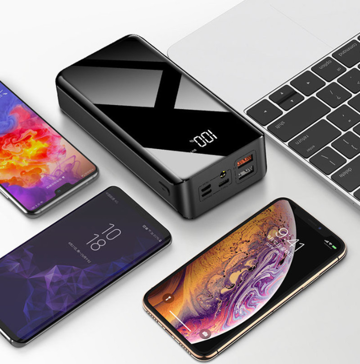 Svart powerbank med LCD-display