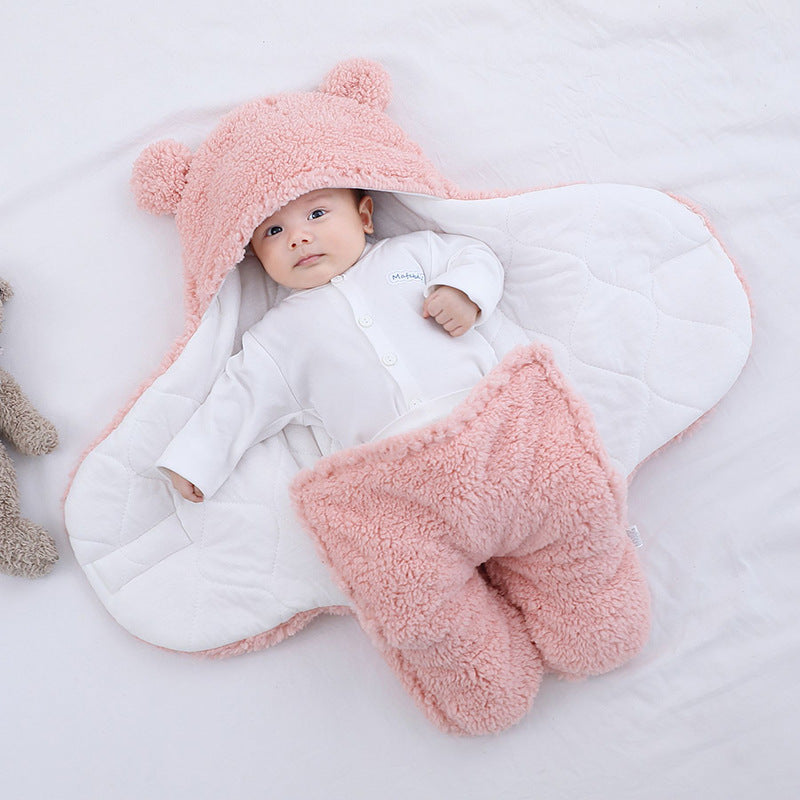 Bebis i rosa åkpåse med björnöron