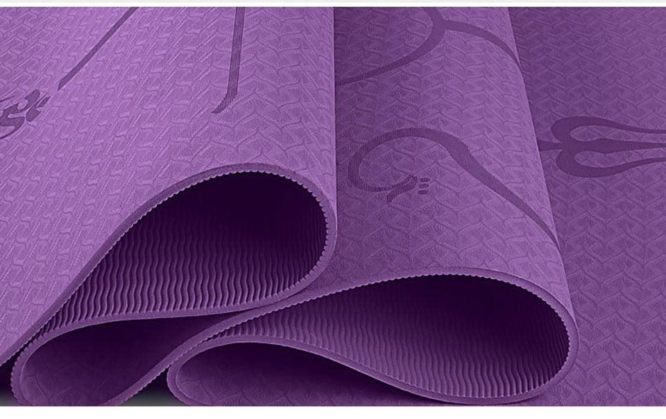 Lila yogamatta med positionslinjer