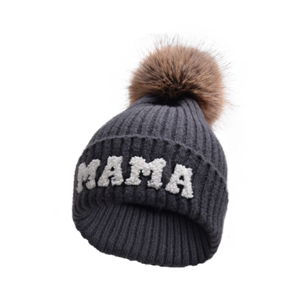 Ribbstickad mössa med MAMA-text och pompom