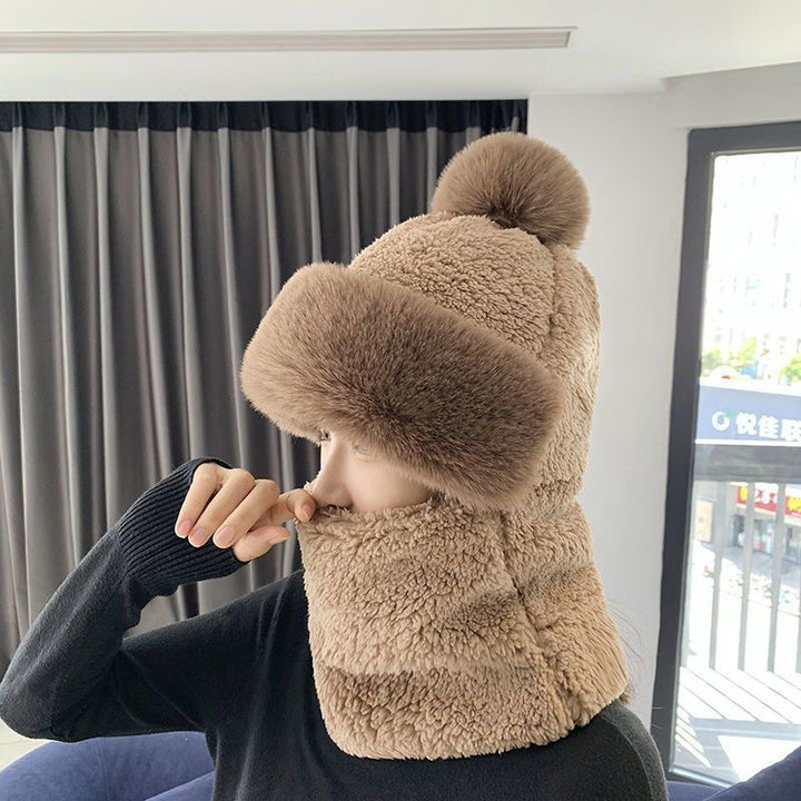 Rosa plyschmössa med halsvärmare och pompom