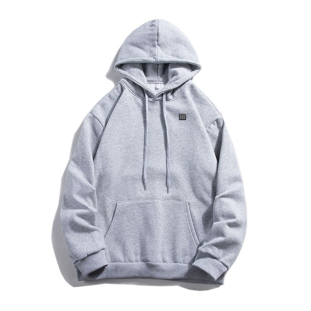 Man i svart uppvärmd hoodie med känguruficka