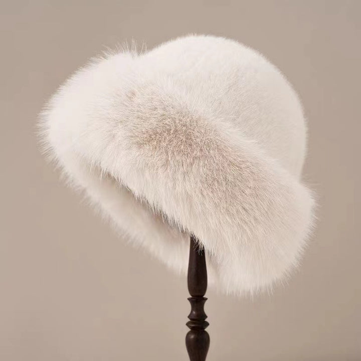 Vit kosackmössa i fluffig fuskpäls