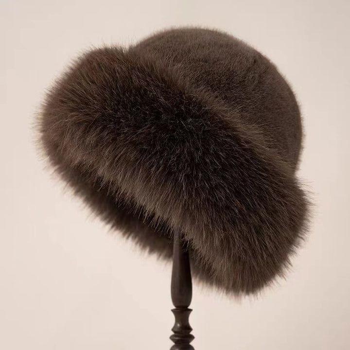 Vit kosackmössa i fluffig fuskpäls