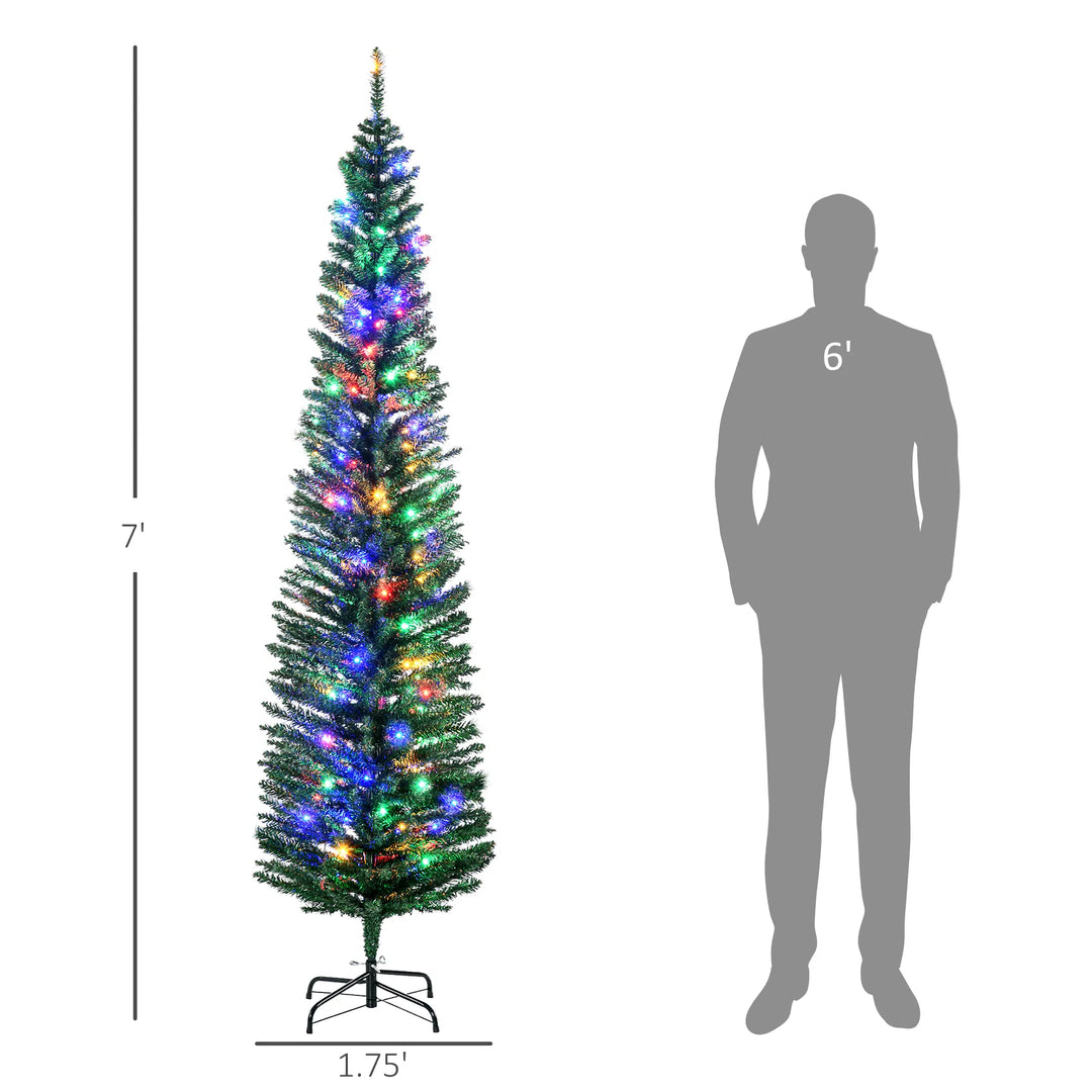 Smal grön julgran med färgglada ljus