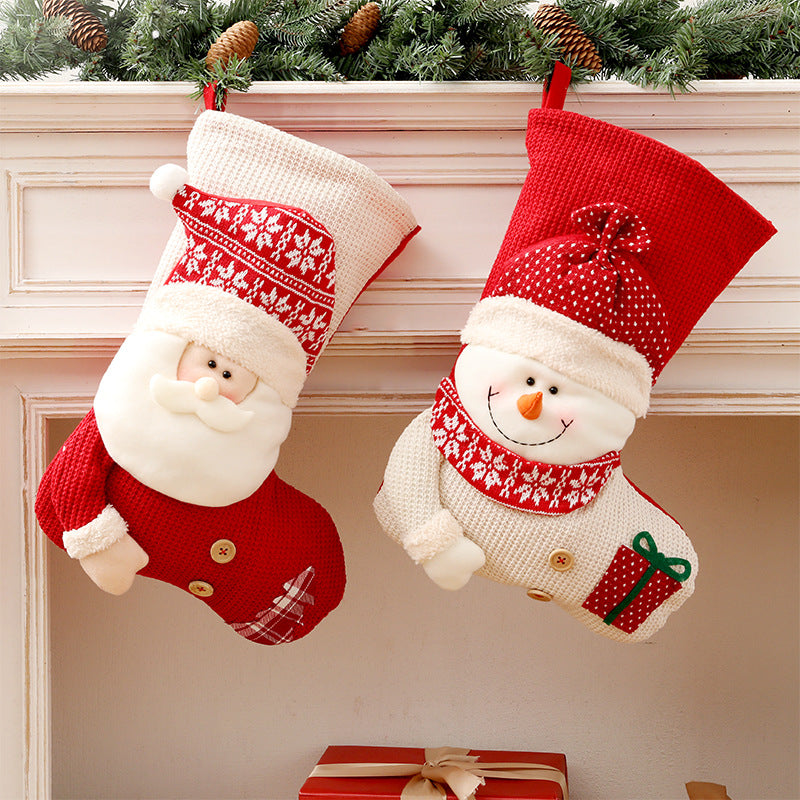 Stickad julstrumpa med tomte eller snögubbe