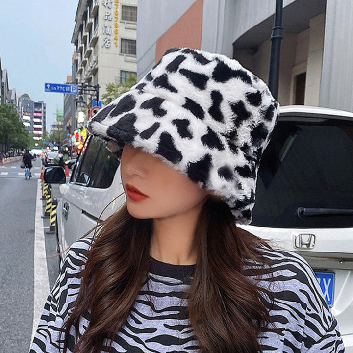 Fluffig buckethatt i fuskpäls med leopardmönster