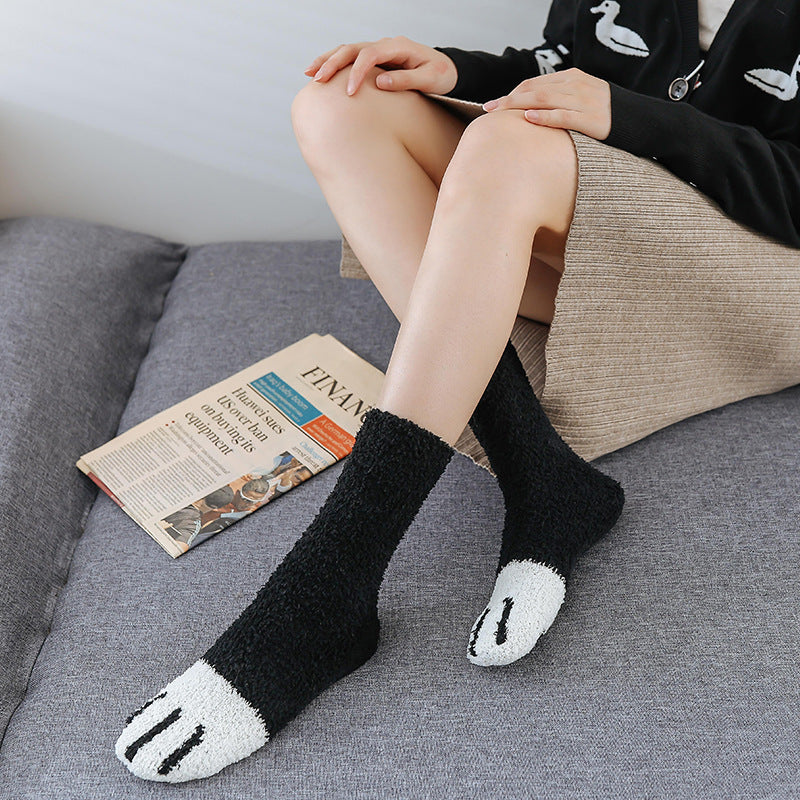 Fluffiga sockor med kattassmönster på tårna