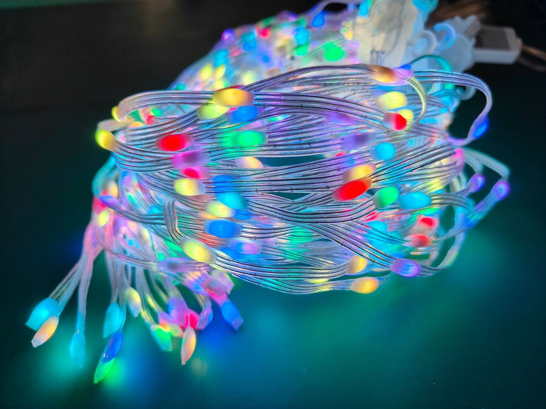 LED-ljusgardin som visar julmotiv i fönster