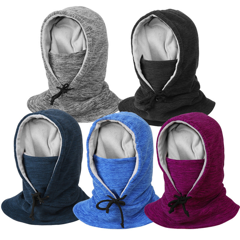 Person i svart fleecebalaklava utomhus