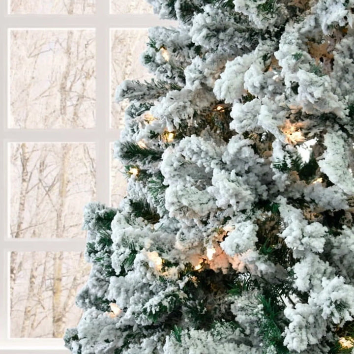 Snöig julgran med vita LED-ljus
