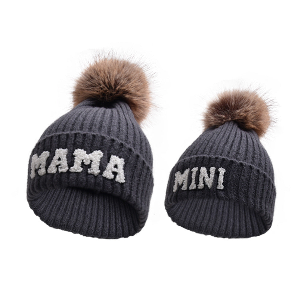 Ribbstickad mössa med MAMA-text och pompom