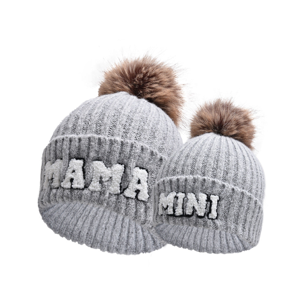 Ribbstickad mössa med MAMA-text och pompom