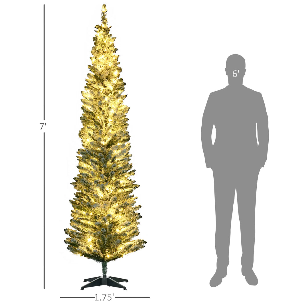 Grön smal julgran med ljus