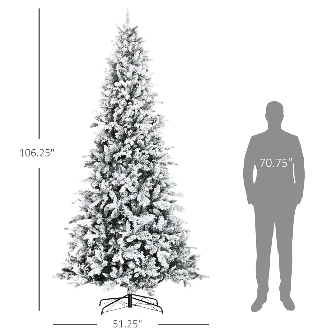 Stor snöig julgran med hängande grenar