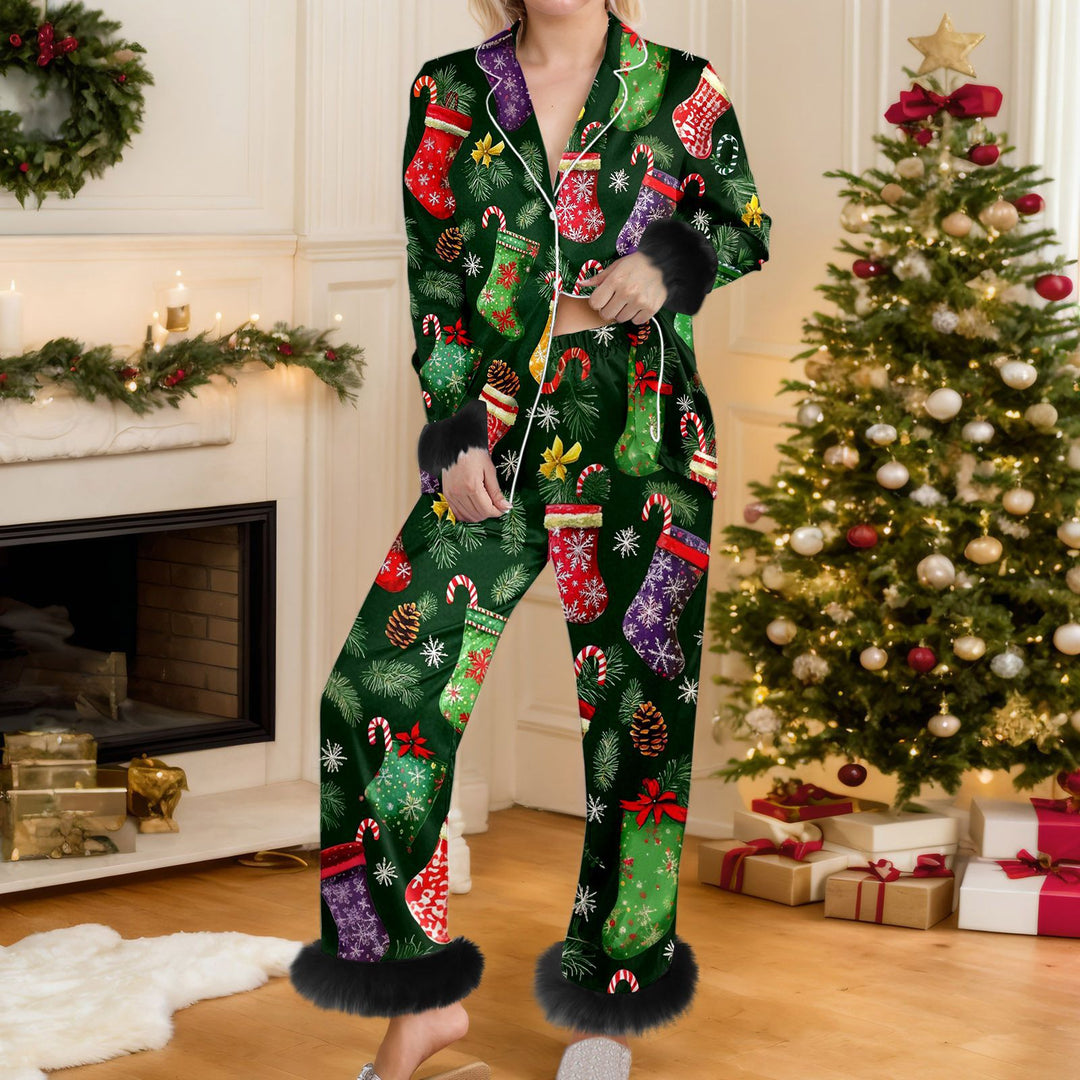 Kvinna i grön julpyjamas med snögubbar