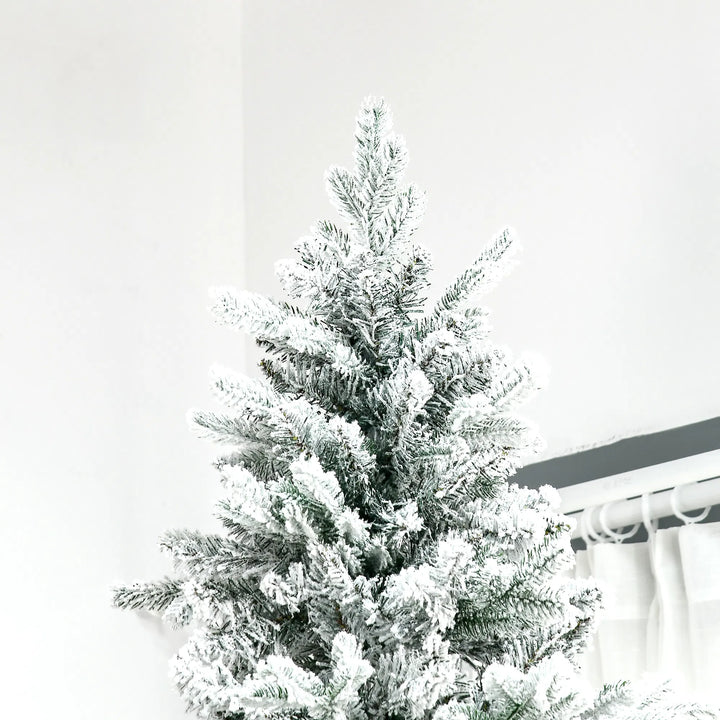 Stor snöig julgran med hängande grenar