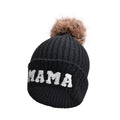 Ribbstickad mössa med MAMA-text och pompom