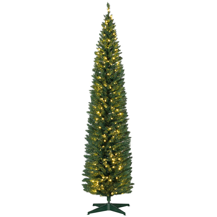 Hög grön smal julgran med ljus