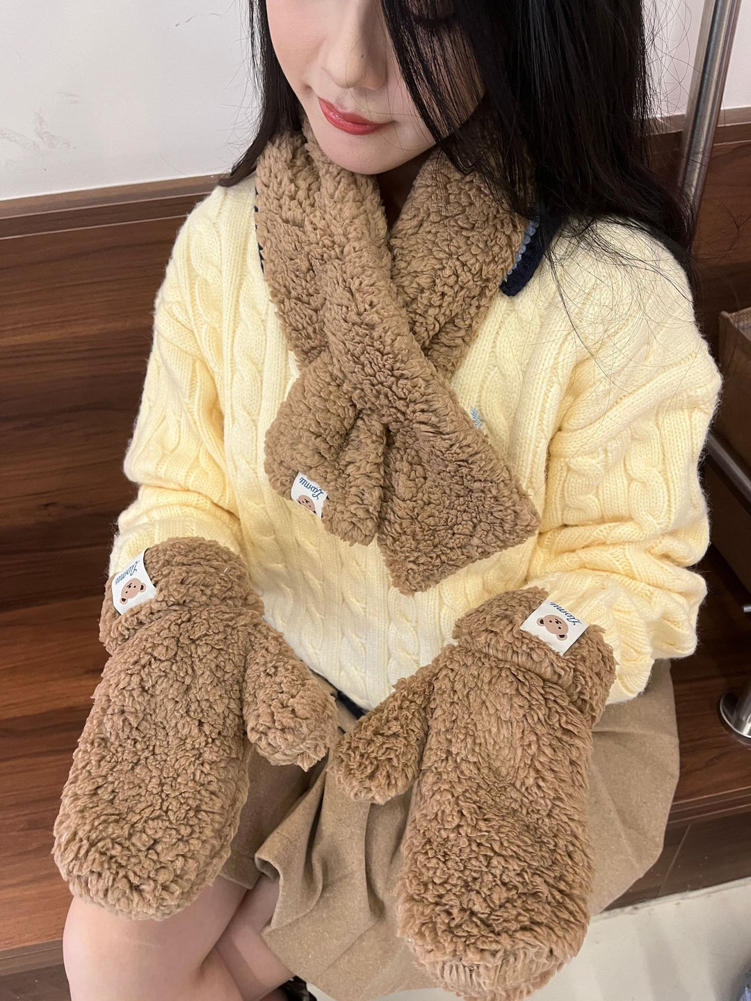 Beige teddyvantar och halsduk med björn