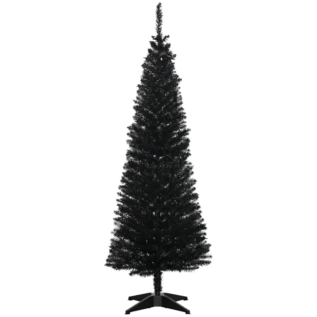 Smal svart julgran i ett vardagsrum