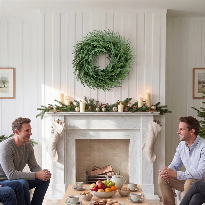 Stor grön julkrans med granris på rankbas