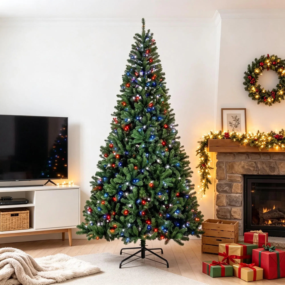 Stor julgran med färgade LED-ljus