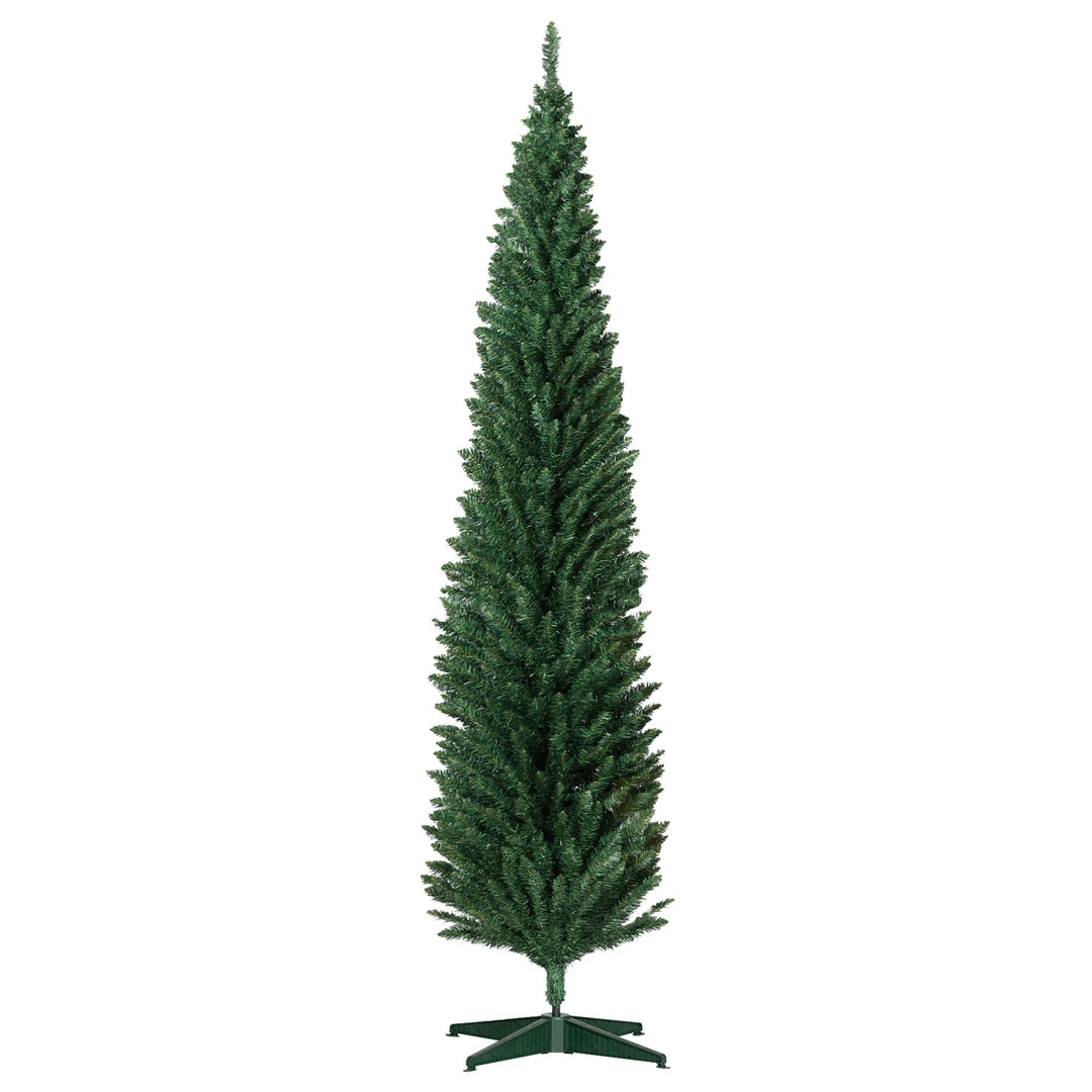 Hög smal grön julgran utan ljus