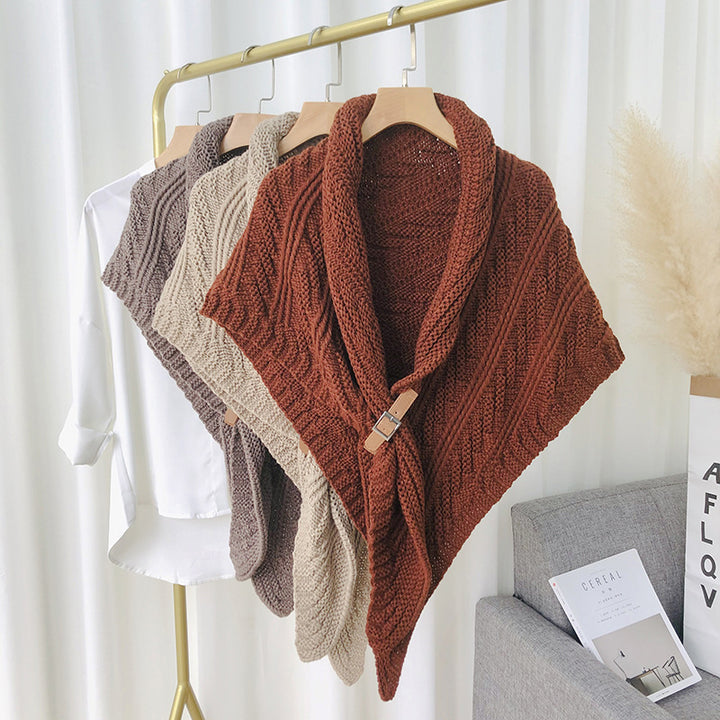Grovstickad beige trekantsjal med spänne