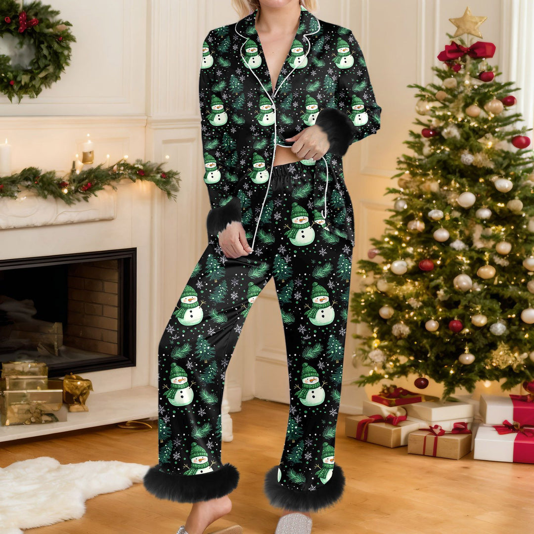 Kvinna i grön julpyjamas med snögubbar