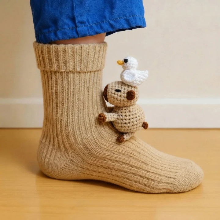 Stickade strumpor med virkad sengångare runt vristen
