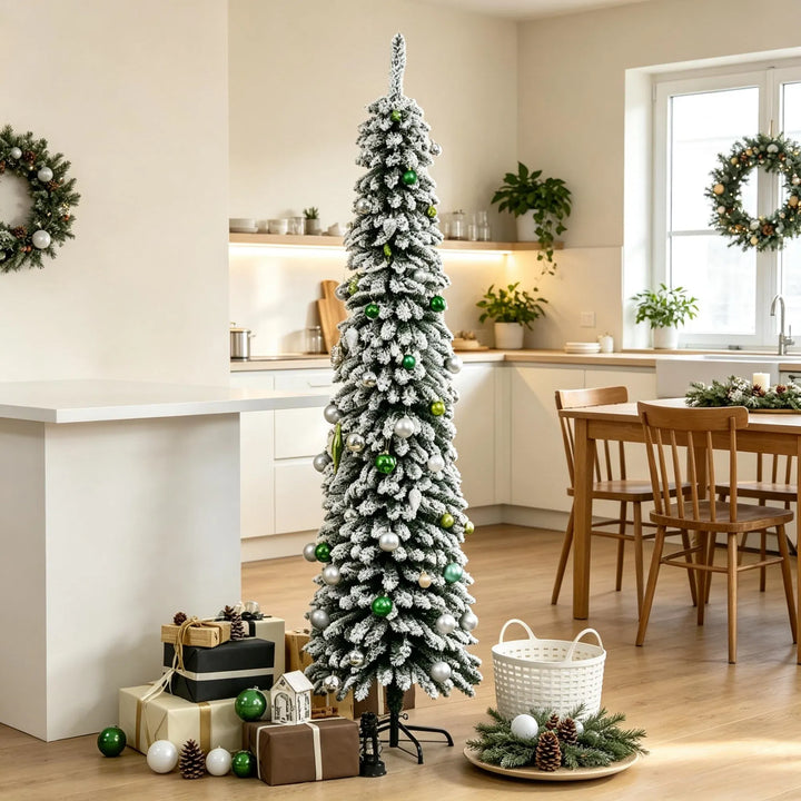 Smal snöig julgran utan ljus