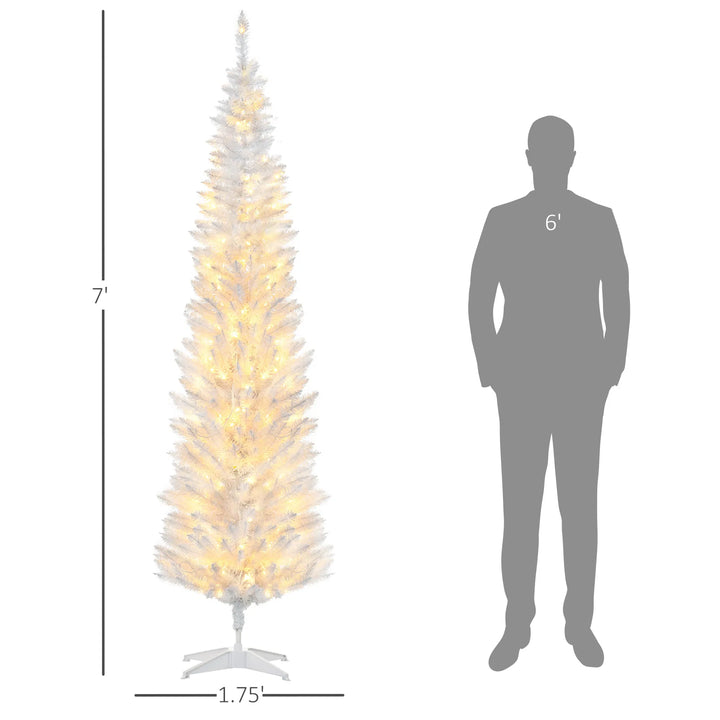 Vit smal julgran med ljus