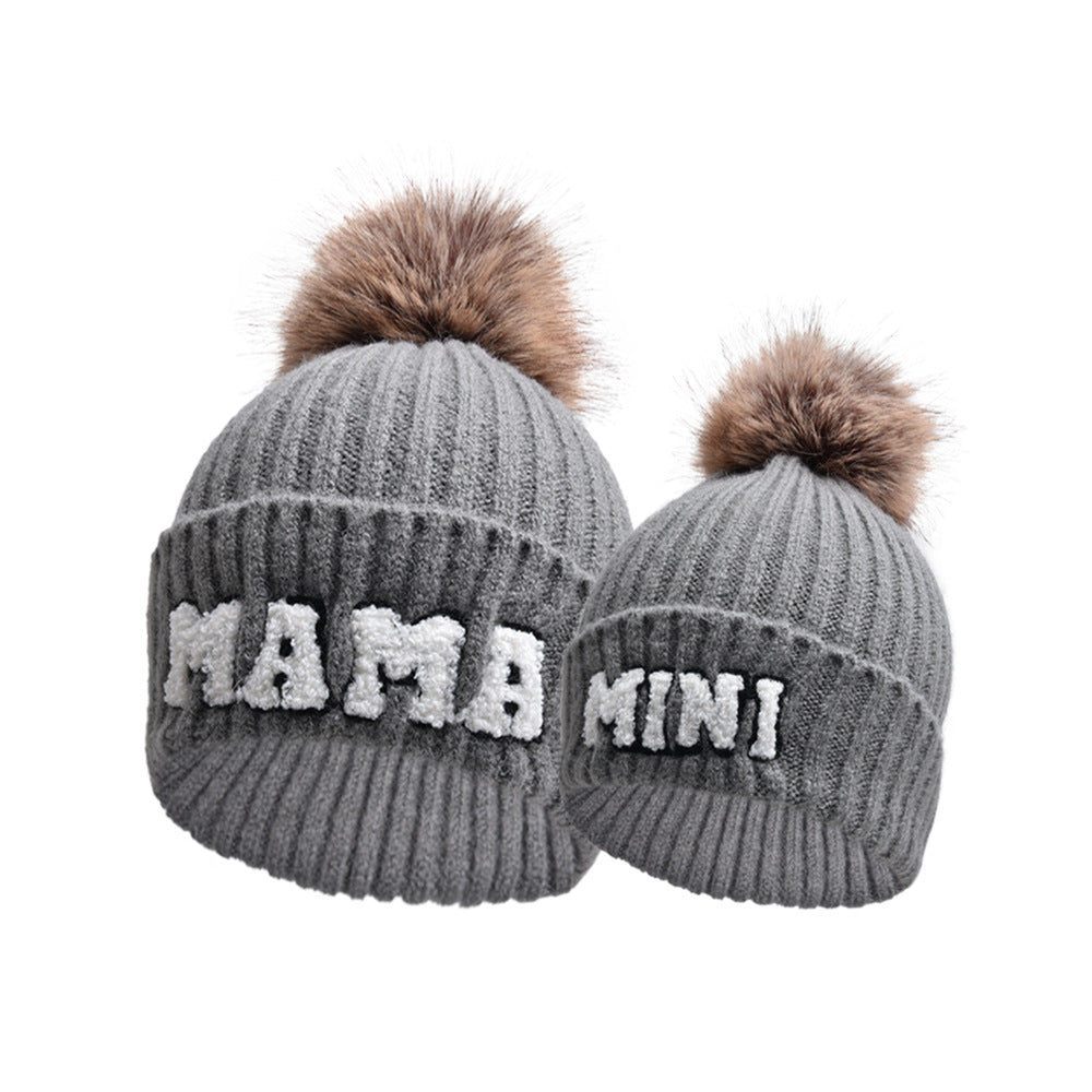 Ribbstickad mössa med MAMA-text och pompom