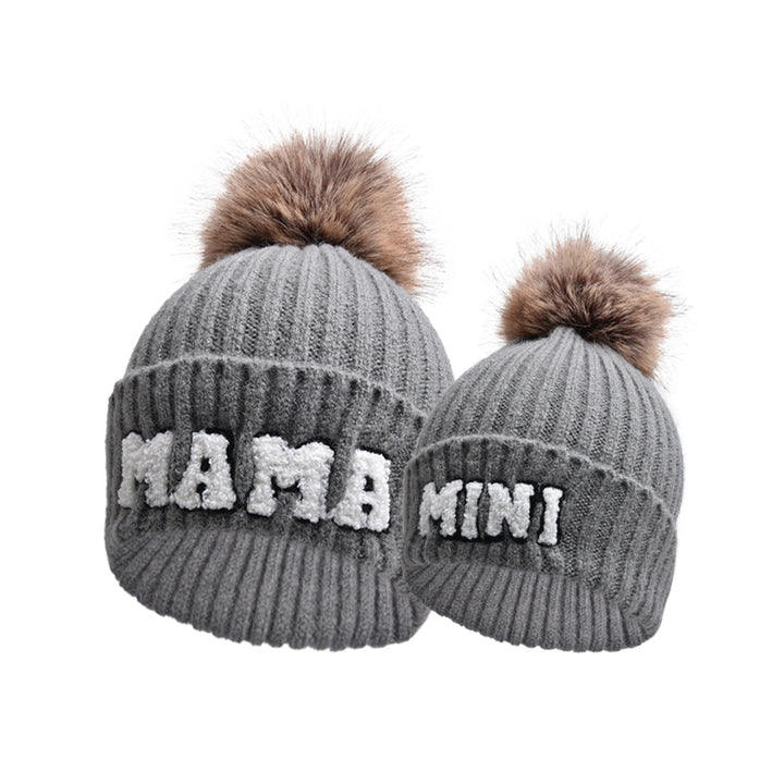 Ribbstickad mössa med MAMA-text och pompom