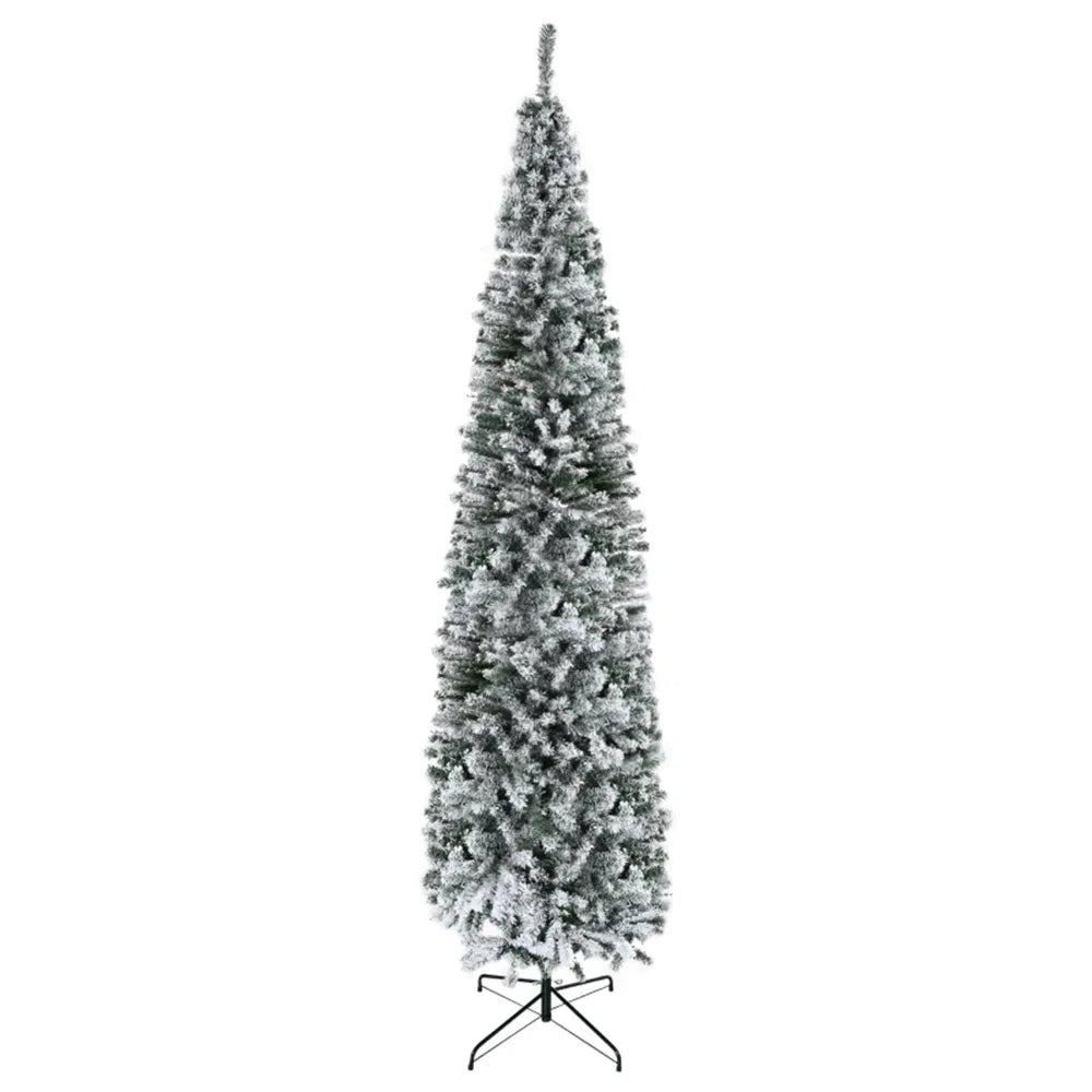 Hög smal snöig julgran
