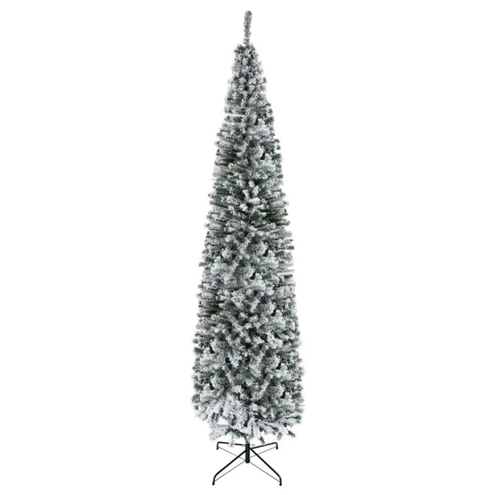 Hög smal snöig julgran