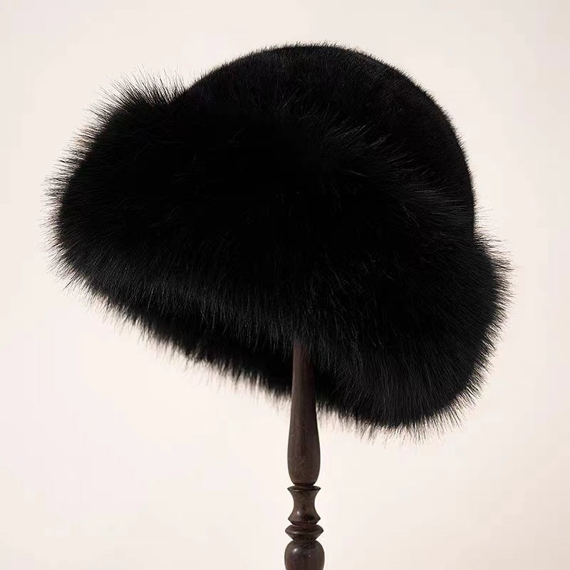 Vit kosackmössa i fluffig fuskpäls