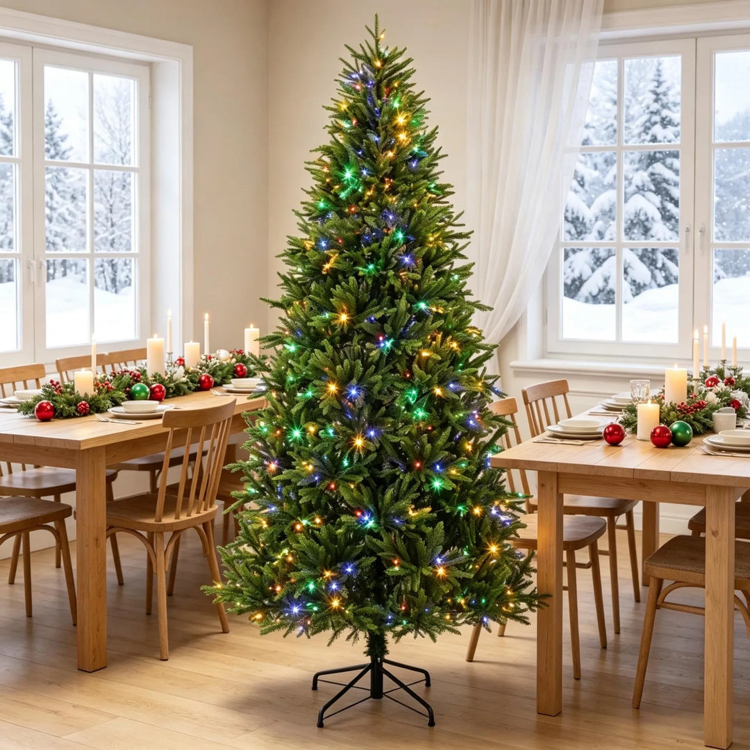 Stor julgran med tvåfärgade ljus