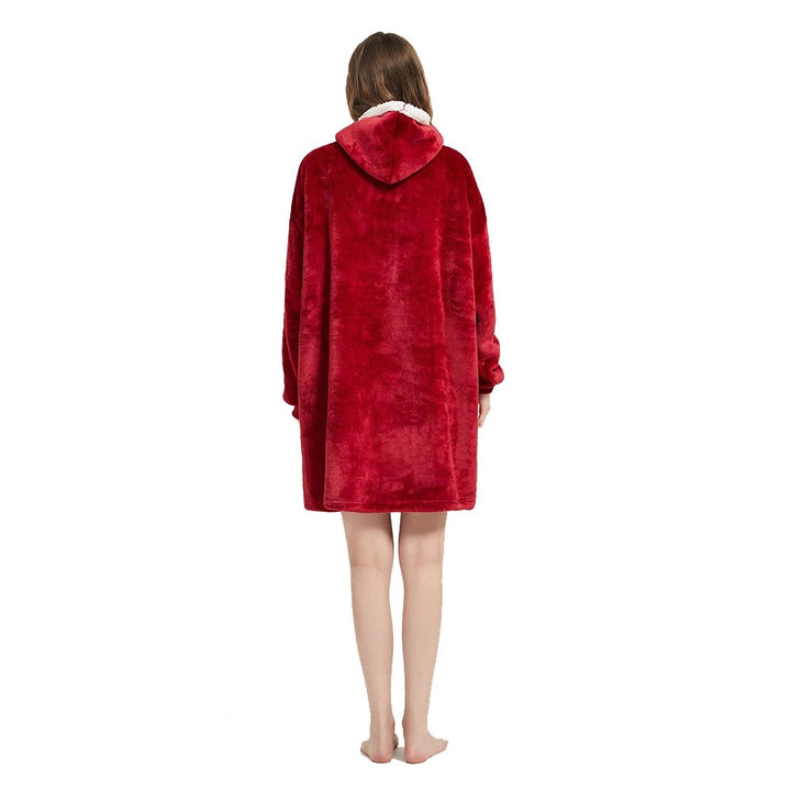 Person i oversize hoodiefilt med huva