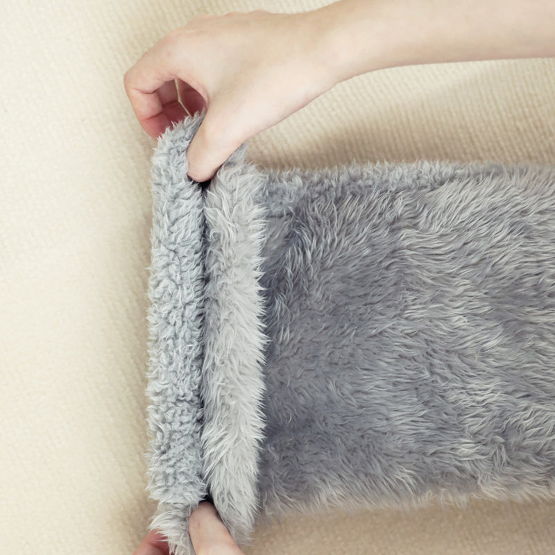 Mjuka knävärmare i fluffig mikrofiber med öppen tå