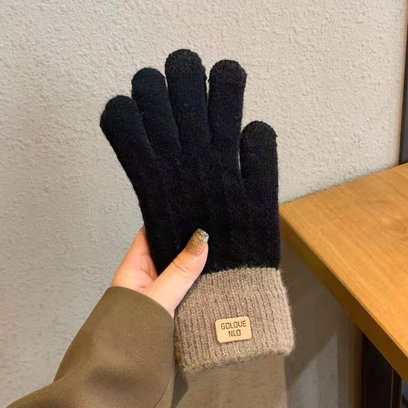 Stickade fingervantar med ribbad kontrastmudd