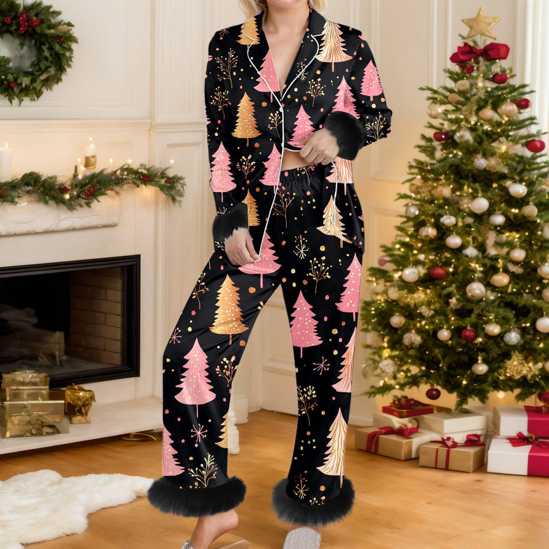 Kvinna i grön julpyjamas med snögubbar