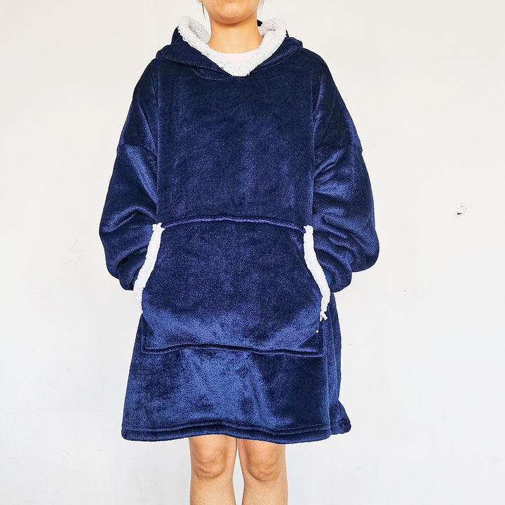 Person i oversize hoodiefilt med huva